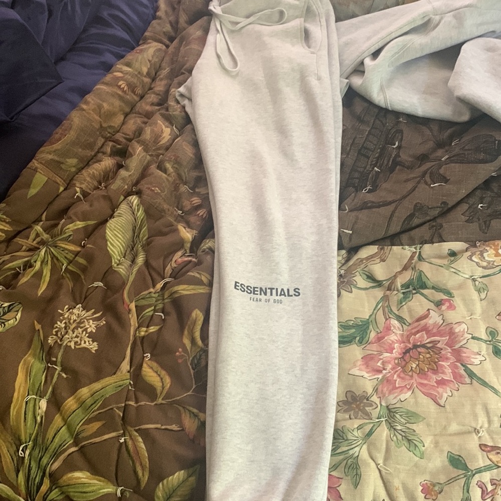 Essentials Sweatsuit Top&Bottom - Picture 4 of 6